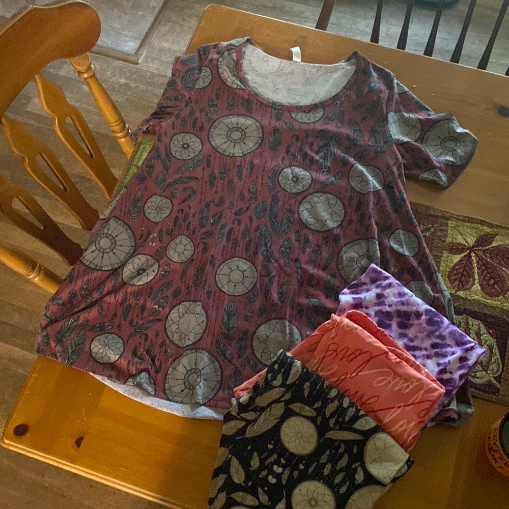 Lularoe bundle 1 top 3 pairs leggings😊